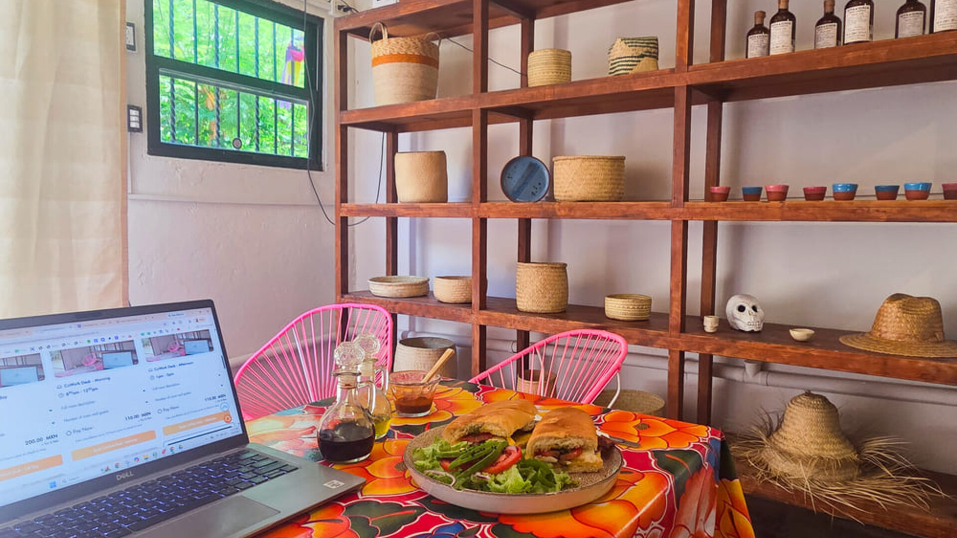 Interior de la cafetería y espacio de trabajo CoWorkZipolite